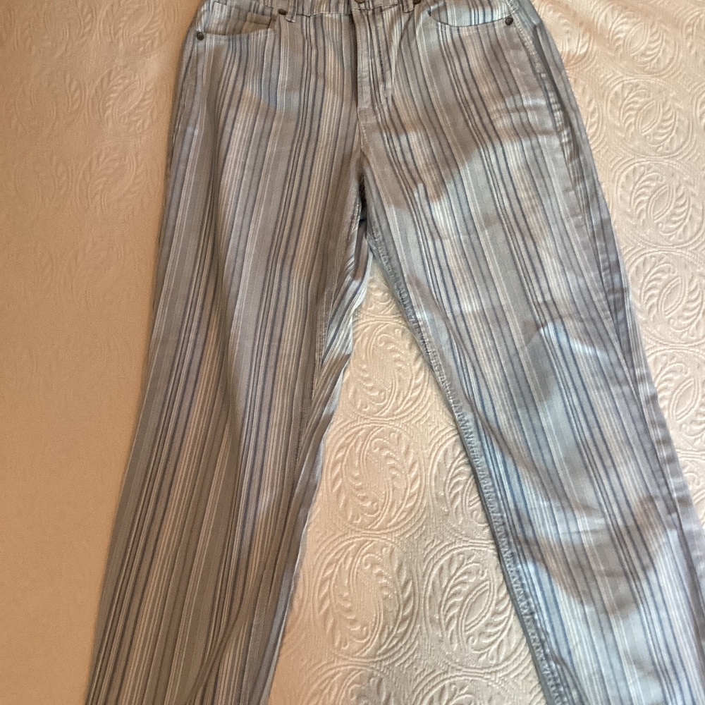 American Eagle “Mom Jean” stretch high rise 10 short
